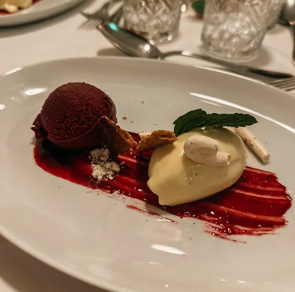 Dessert mit Schokoladeneis und Beerensauce