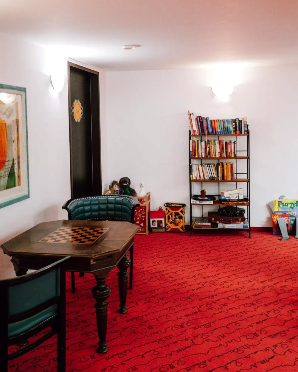 Leseraum mit Bücherregal, Schachtisch und Spielsachen