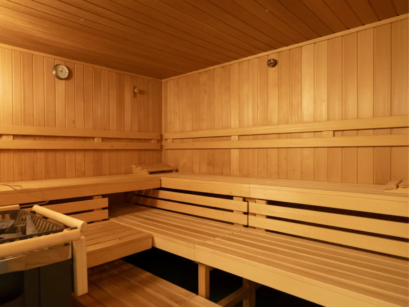 Finnische Sauna aus hellem Holz